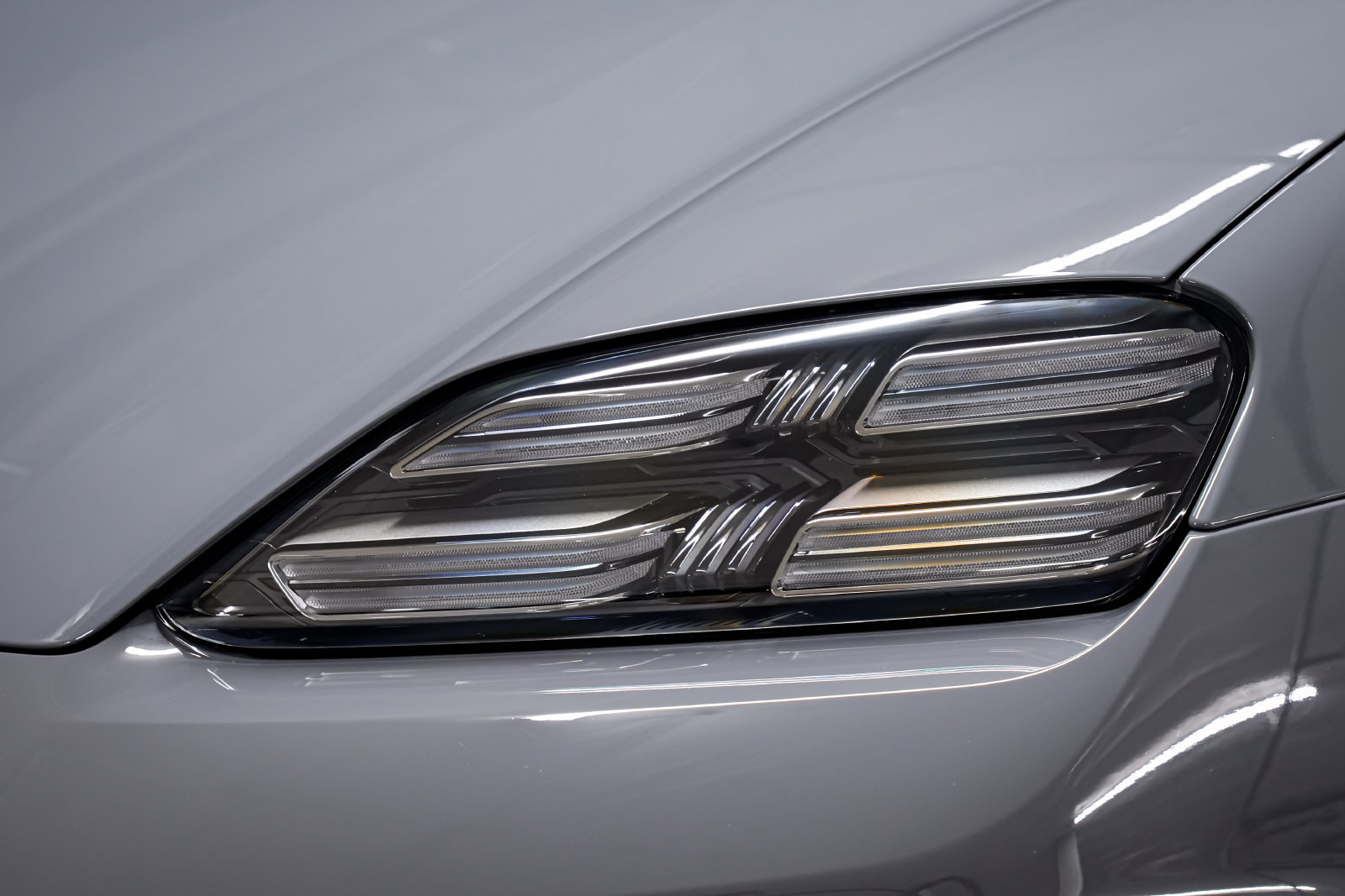 Used 2025 Porsche Macan 4S Electric AWD/4WD image 37