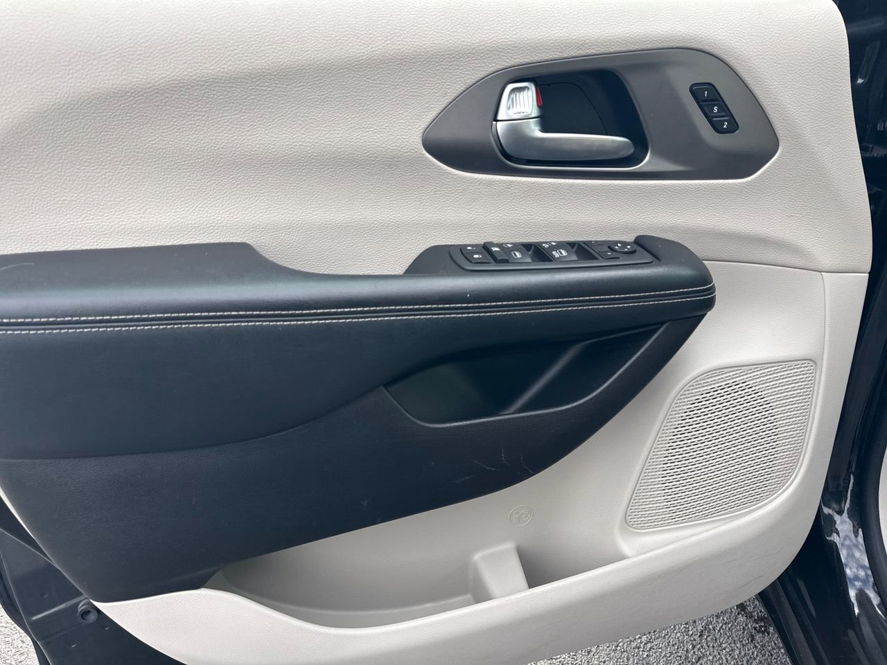 Used 2021 Chrysler Pacifica Touring-L image 17