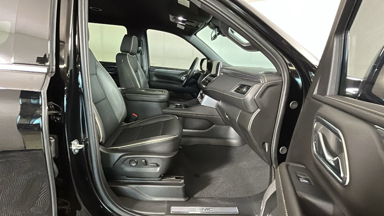 Used 2024 GMC Yukon XL SLT w/ SLT Luxury Package AWD/4WD image 34