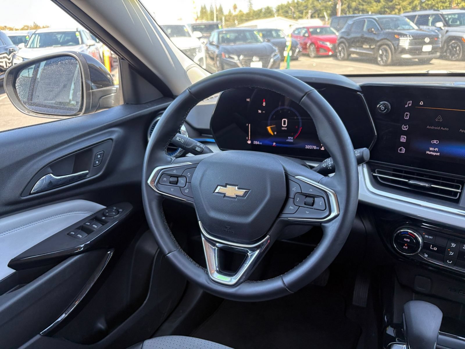 Used 2025 Chevrolet Trax LT w/ LT Convenience Package FWD image 32