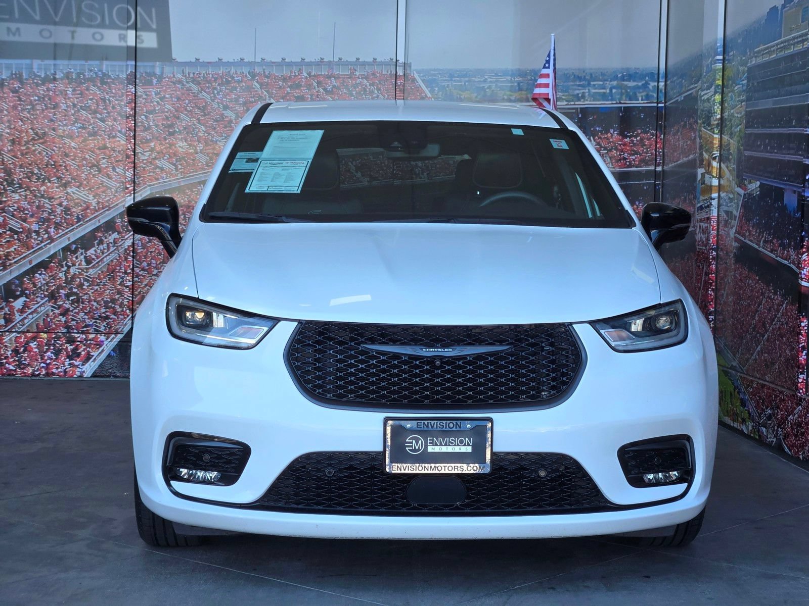 Used 2024 Chrysler Pacifica Limited FWD image 3