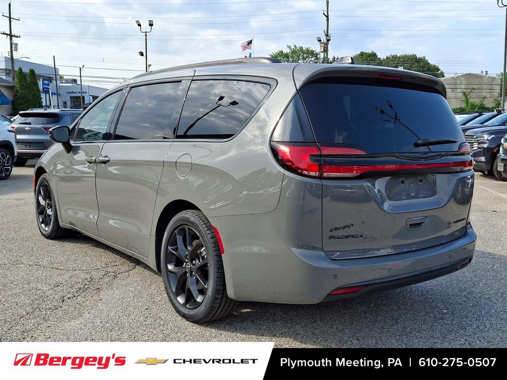 Used 2025 Chrysler Pacifica Limited FWD image 5