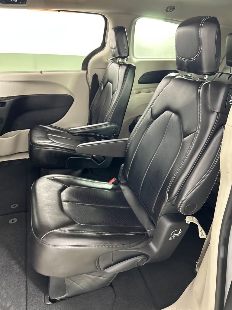 Used 2023 Chrysler Pacifica Touring-L image 16