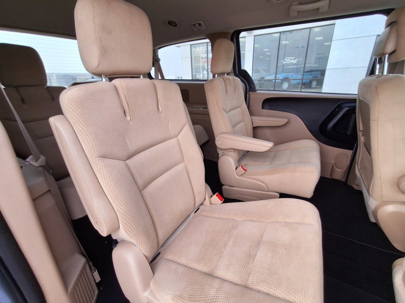 Used 2016 Dodge Grand Caravan SXT w/ UConnect Hands-Free Group image 16