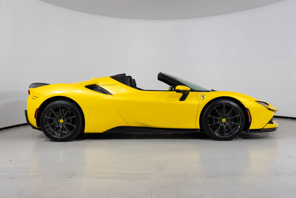 Used 2023 Ferrari SF90 Spider image 12