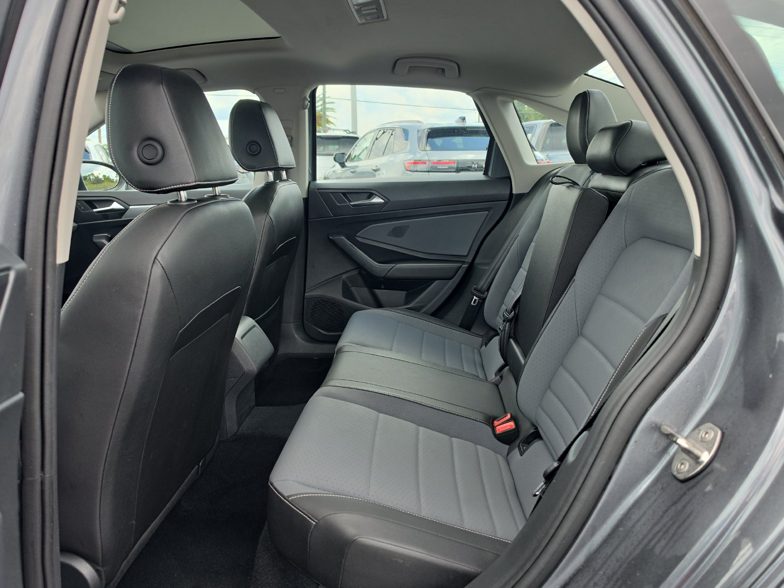 Used 2025 Volkswagen Jetta SE FWD image 13