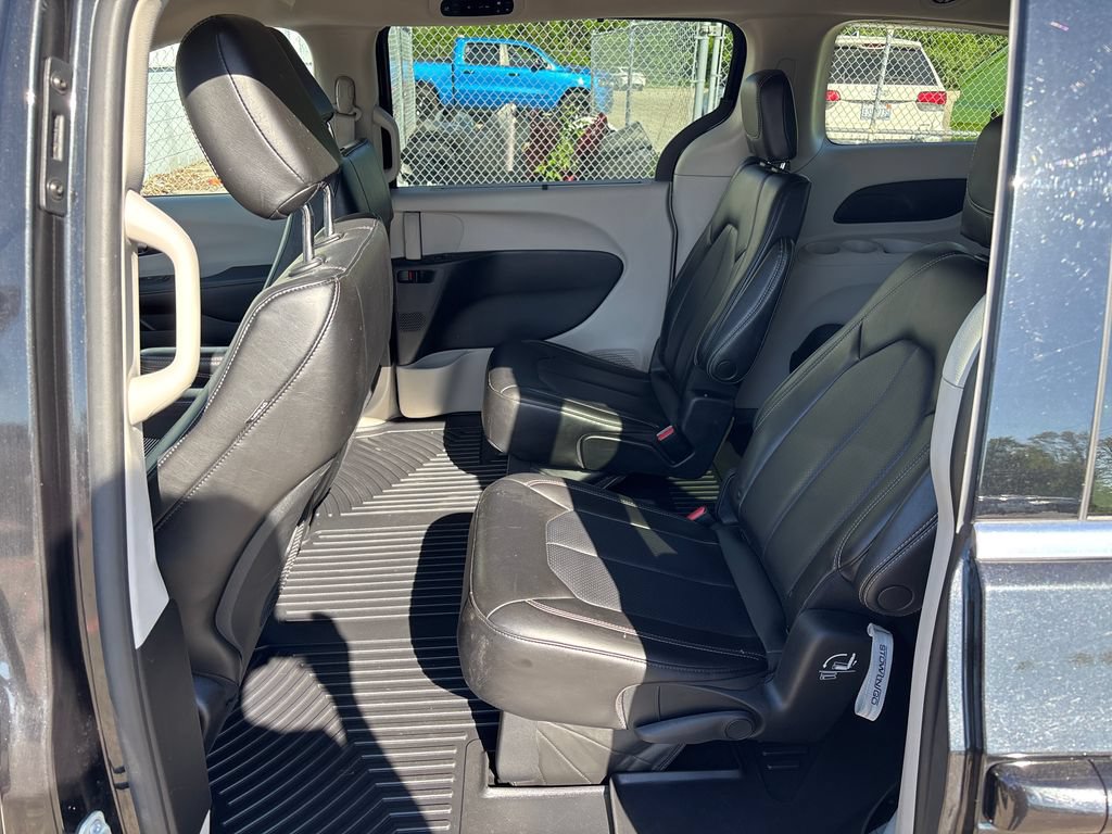 Used 2023 Chrysler Pacifica Touring-L FWD image 18
