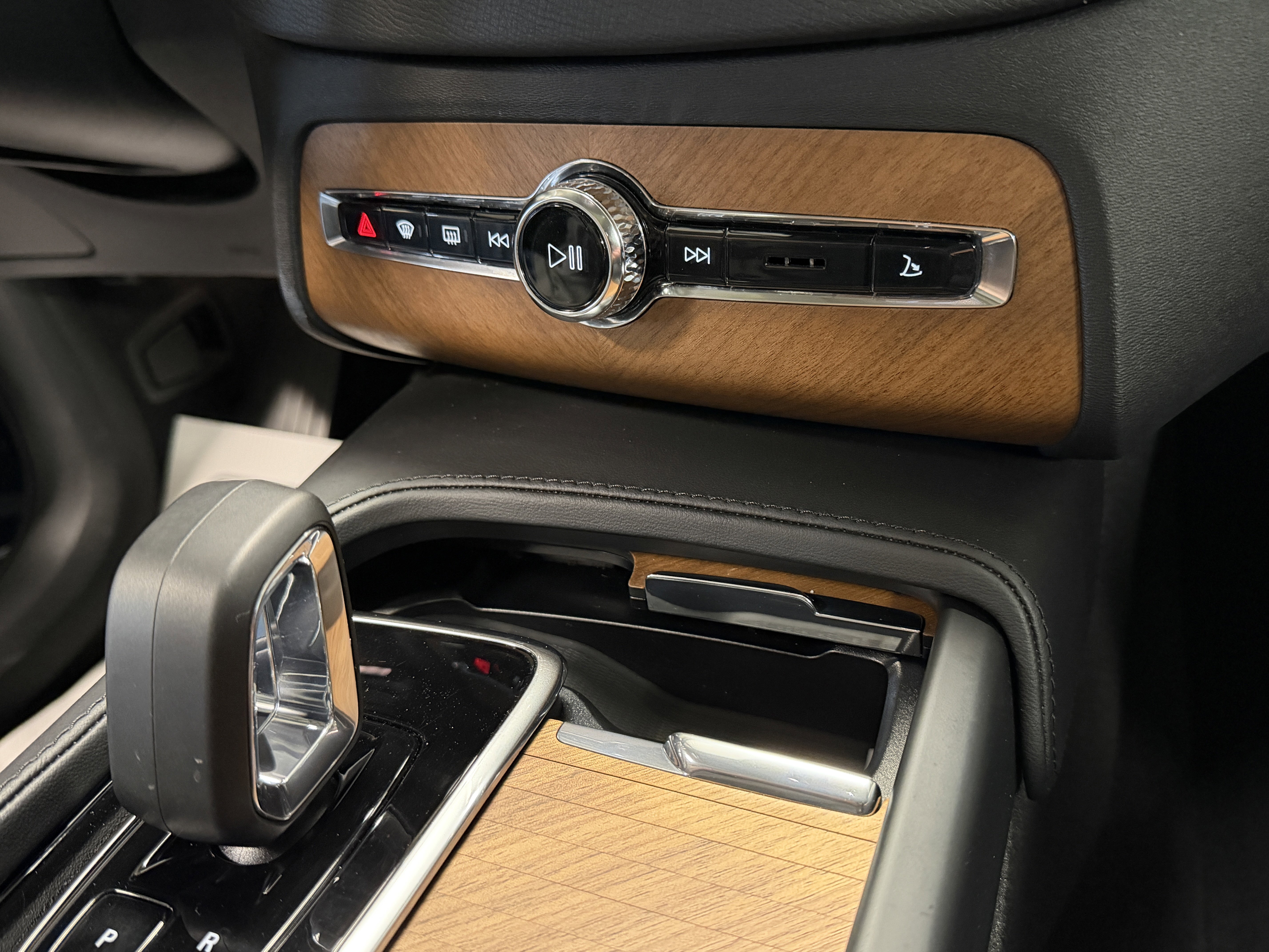 Used 2024 Volvo XC90 T8 Plus w/ Protection Package image 14