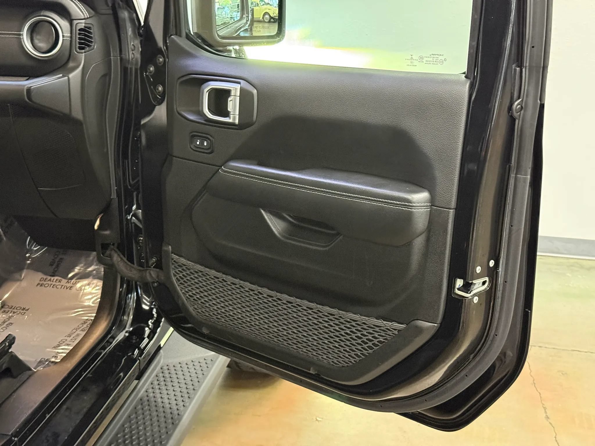 Used 2022 Jeep Wrangler Unlimited Sahara w/ Cold Weather Group AWD/4WD image 17