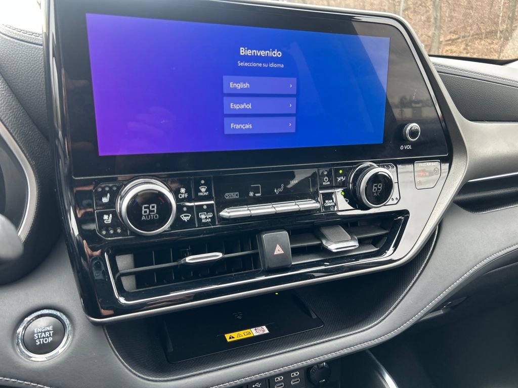 Used 2023 Toyota Highlander Limited image 14