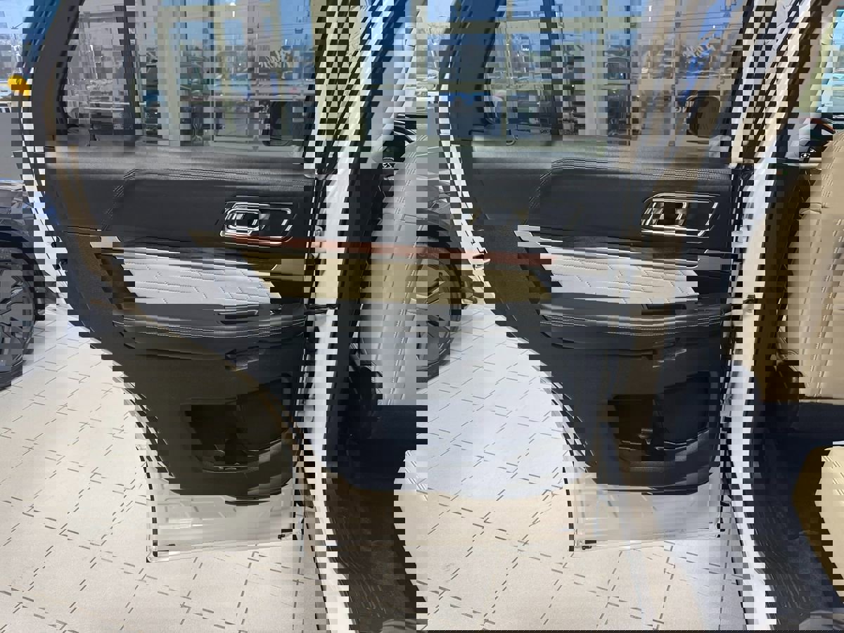 Used 2016 Ford Explorer Platinum image 38