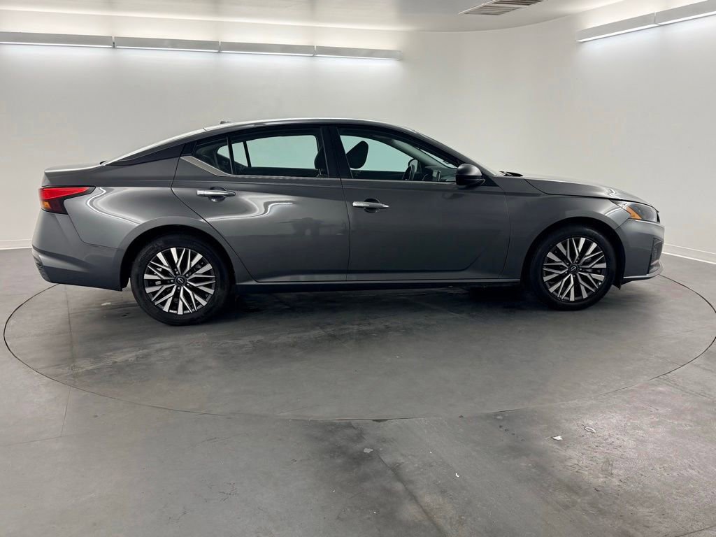 Used 2025 Nissan Altima 2.5 SV FWD image 9