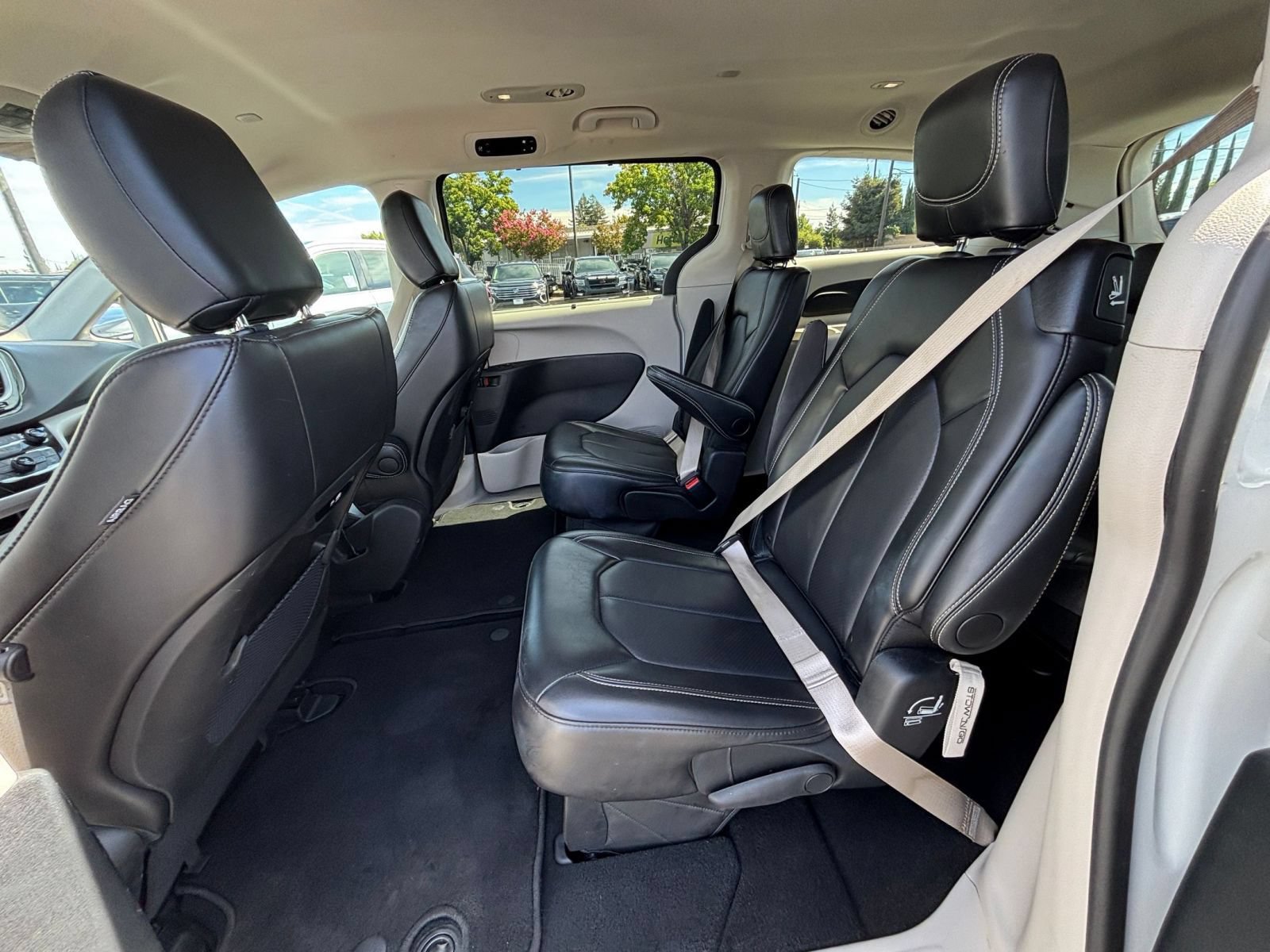 Used 2024 Chrysler Pacifica Touring-L FWD image 27