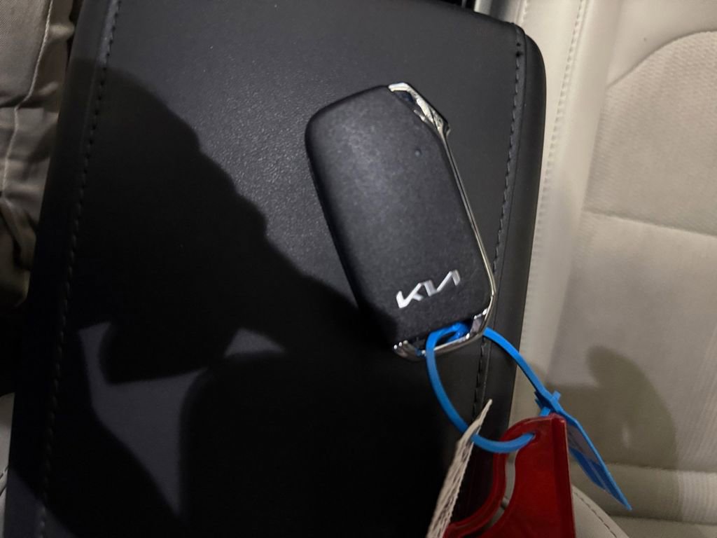 Used 2025 Kia Niro EX Touring image 31