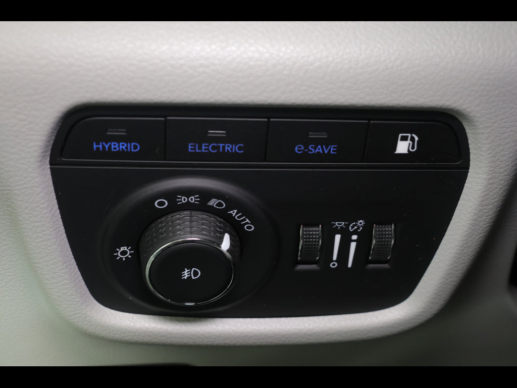 Used 2022 Jeep Grand Cherokee Overland w/ Luxury Tech Group IV AWD/4WD image 17