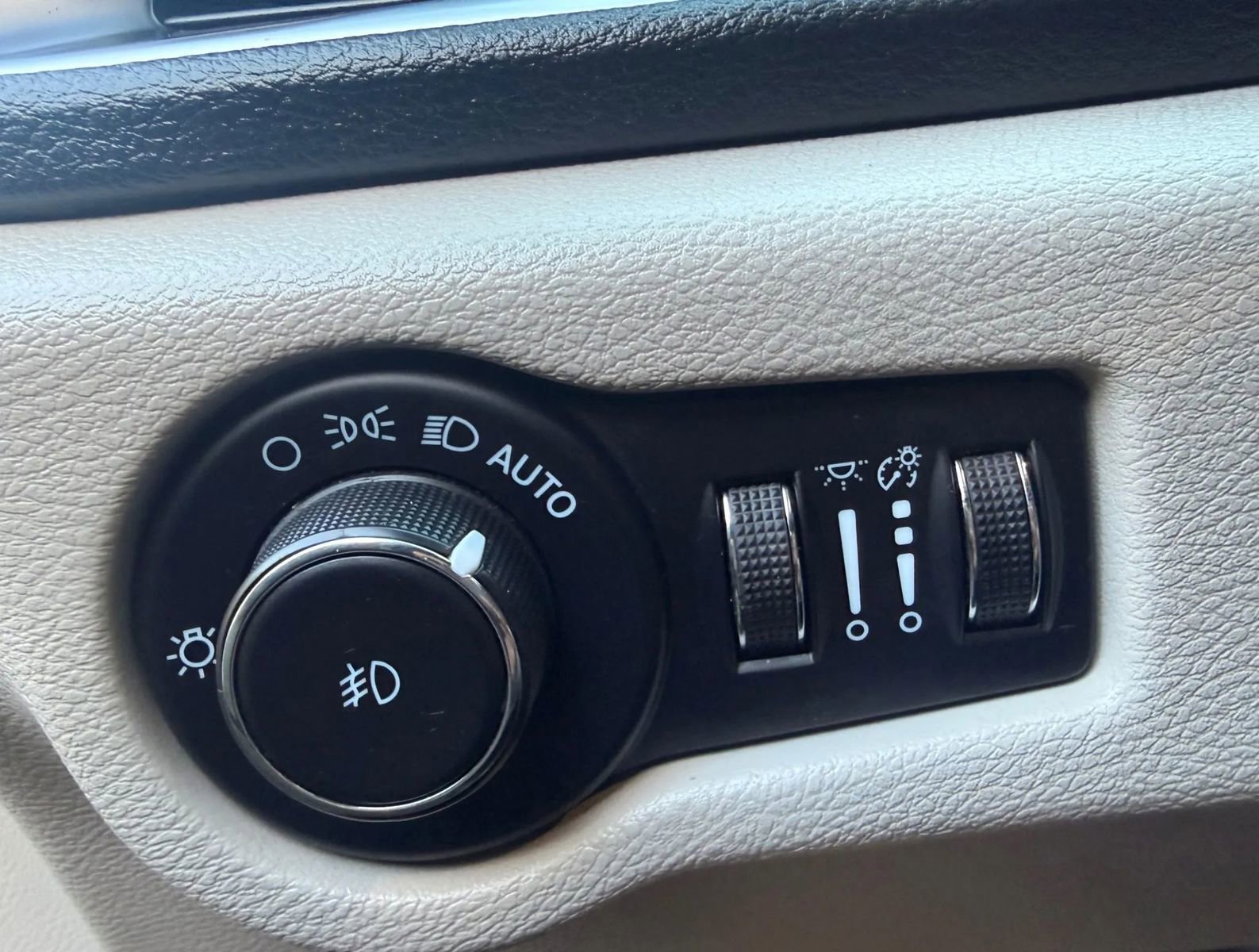 Used 2023 Chrysler Pacifica Limited image 11