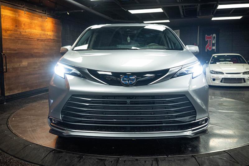 Used 2023 Toyota Sienna Platinum image 4