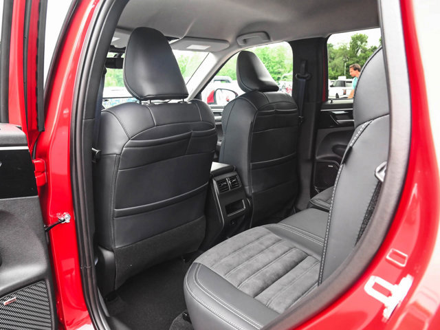 New 2025 Mitsubishi Outlander SE image 28