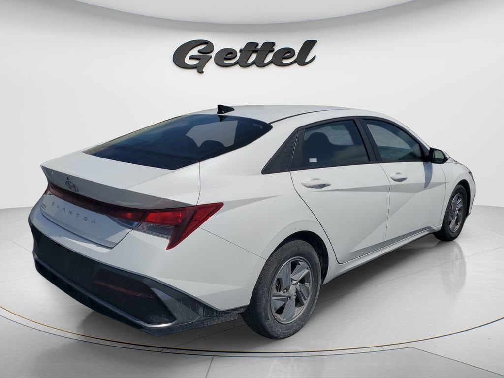 Used 2024 Hyundai Elantra SE image 4