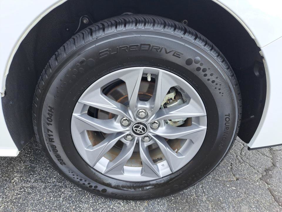 Used 2025 Toyota Sienna LE AWD/4WD image 24