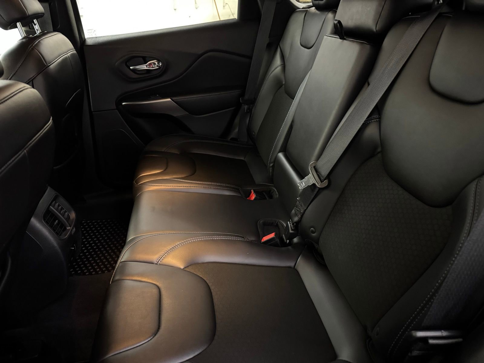 Used 2019 Jeep Cherokee Latitude Plus w/ Comfort/Convenience Group image 12