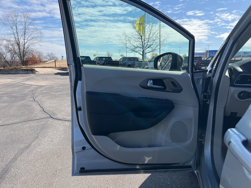 Used 2024 Chrysler Pacifica Touring-L image 8