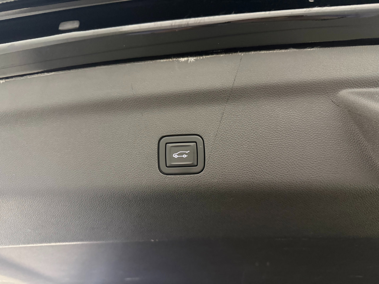 Used 2023 Chevrolet Suburban Premier image 26