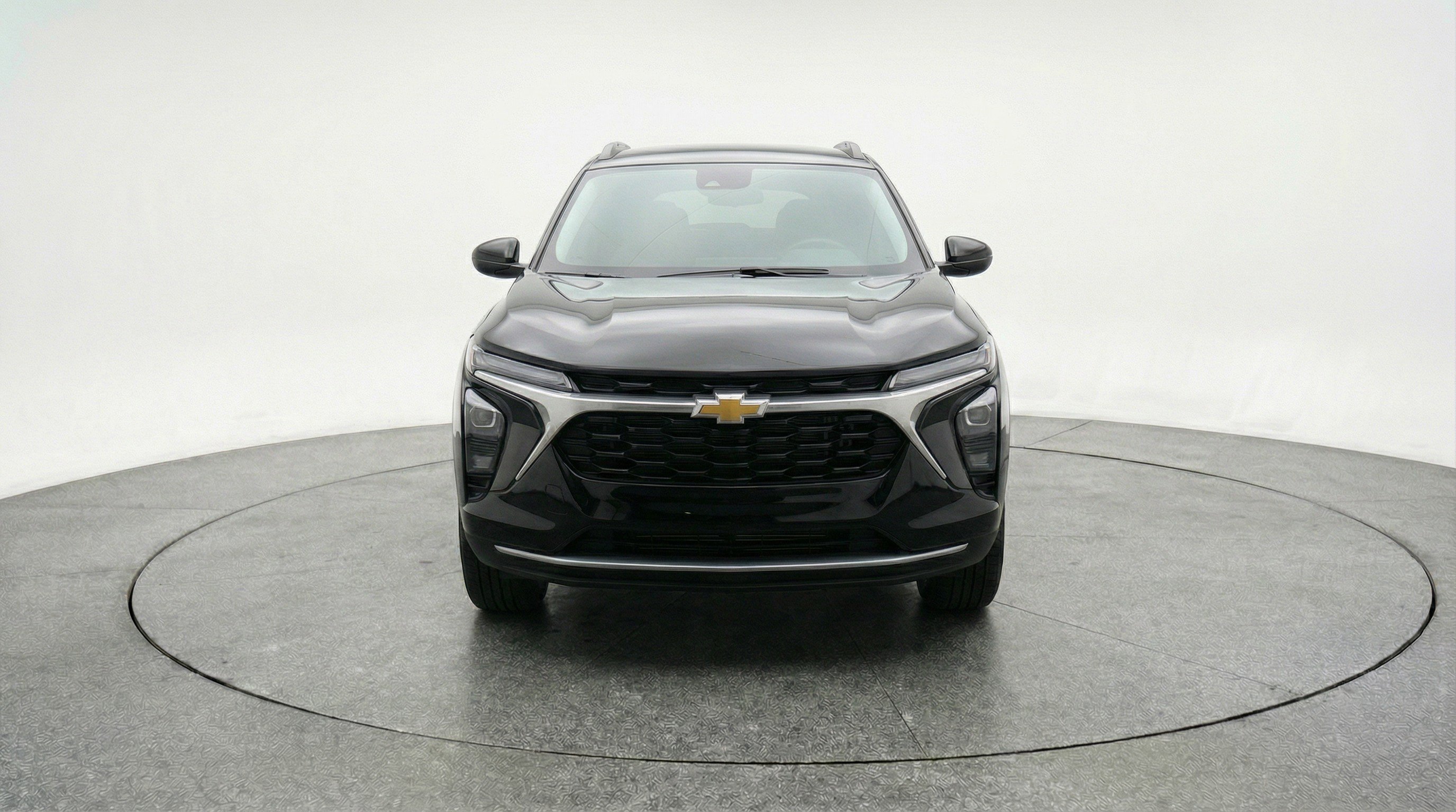Used 2025 Chevrolet Trax LT FWD image 2