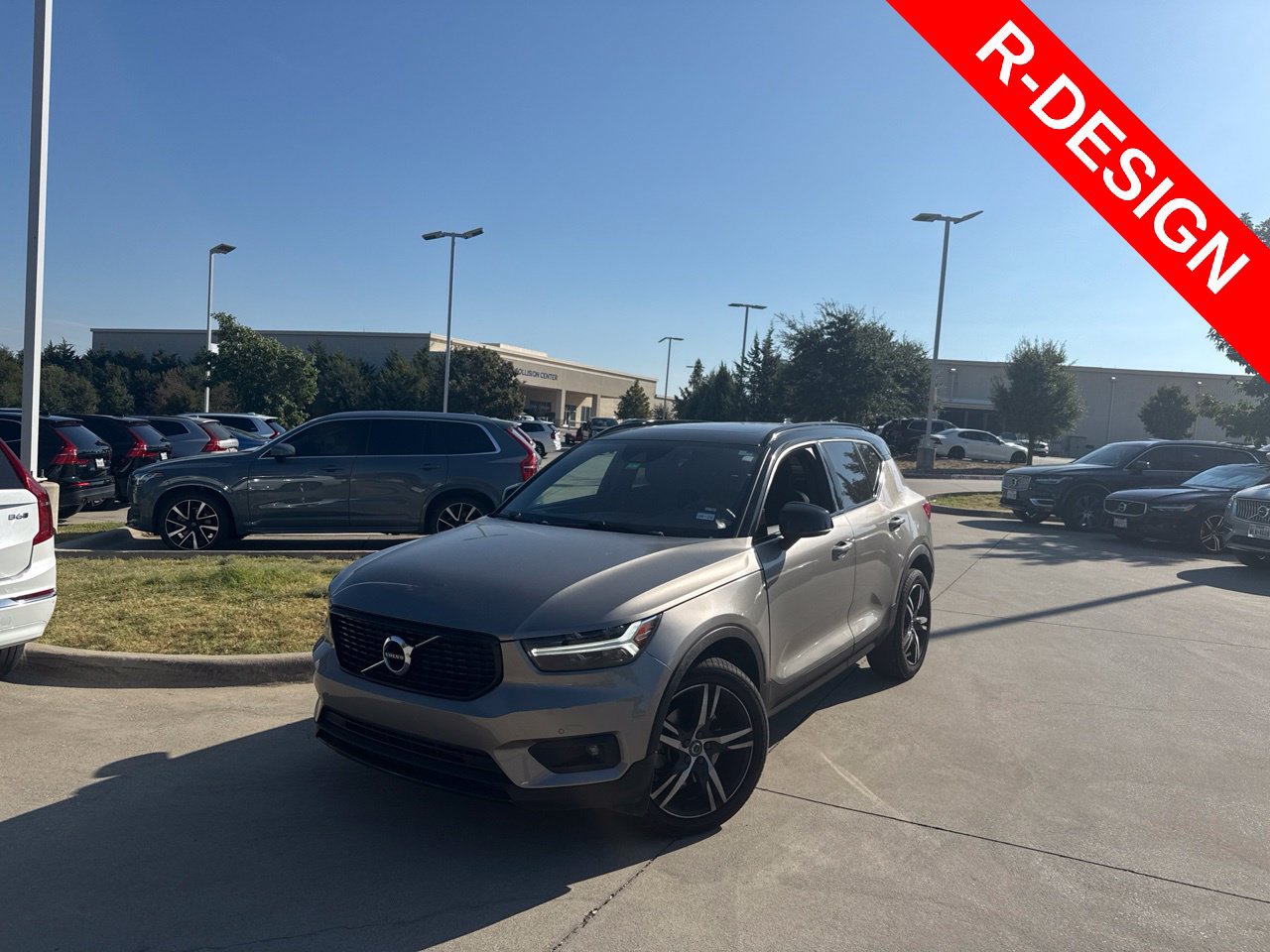Used 2022 Volvo XC40 T4 R-Design FWD image 2