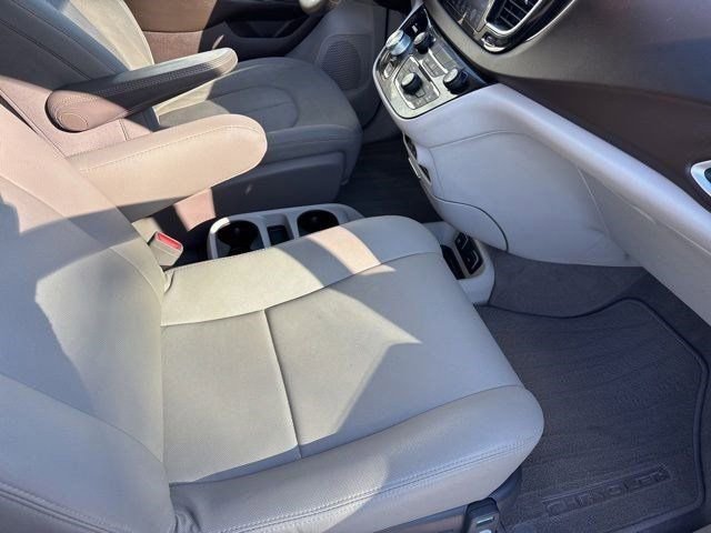 Used 2017 Chrysler Pacifica Touring w/ Tire & Wheel Group FWD image 38
