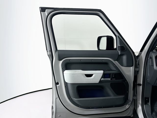 New 2026 Land Rover Defender 130 X-Dynamic SE image 11