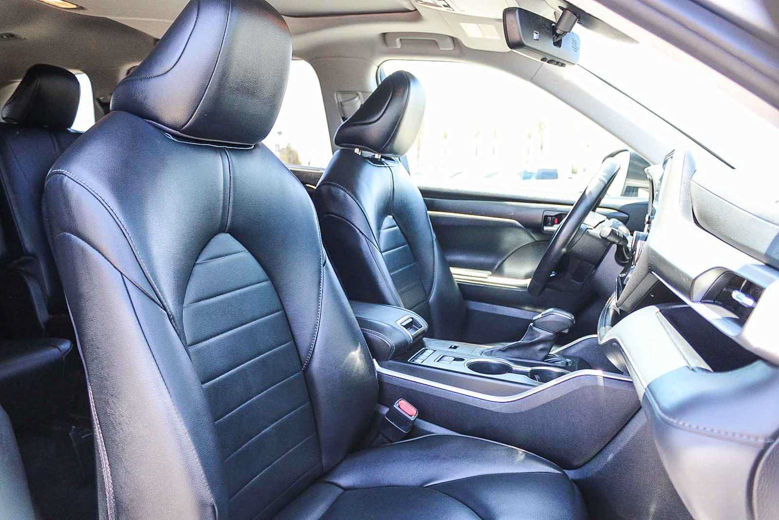 Used 2022 Toyota Highlander XLE FWD image 16