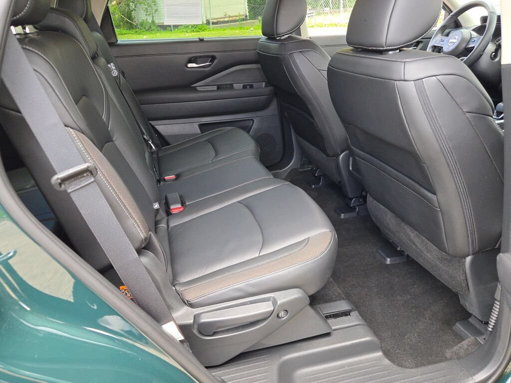 Used 2024 Nissan Pathfinder SL AWD/4WD image 10