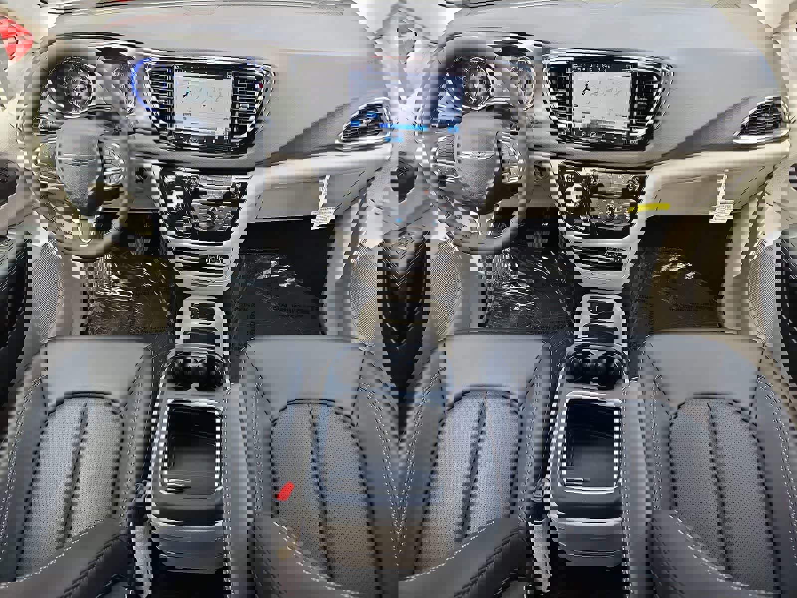 Used 2024 Chrysler Pacifica Touring-L image 16