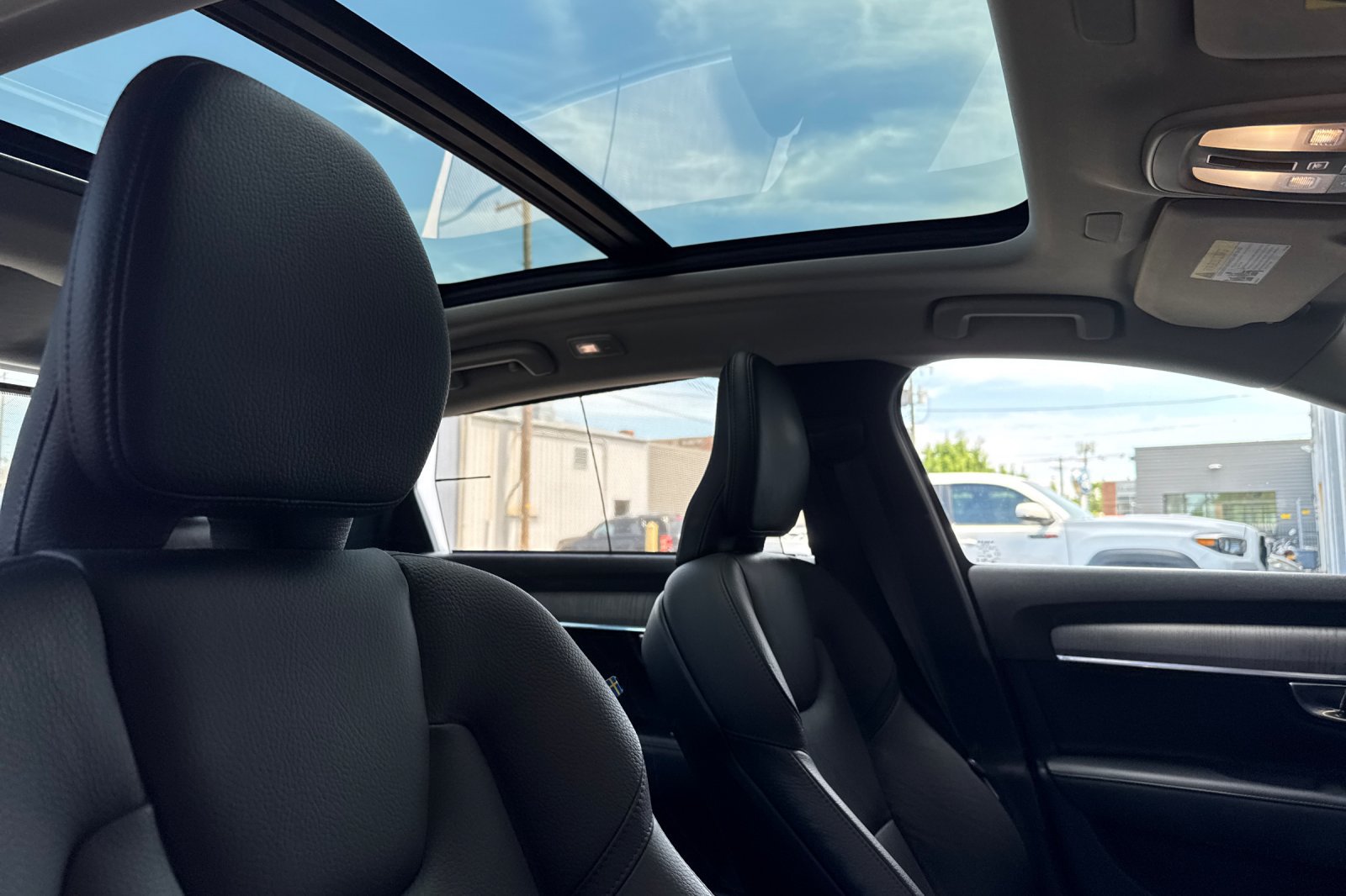 Used 2023 Volvo S90 B6 Plus w/ Protection Package Premier AWD/4WD image 16