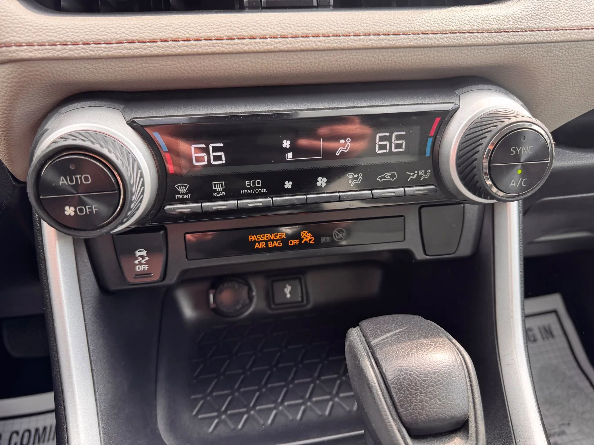 Used 2021 Toyota RAV4 XLE w/ Carpet Mat Package (TMS) image 31