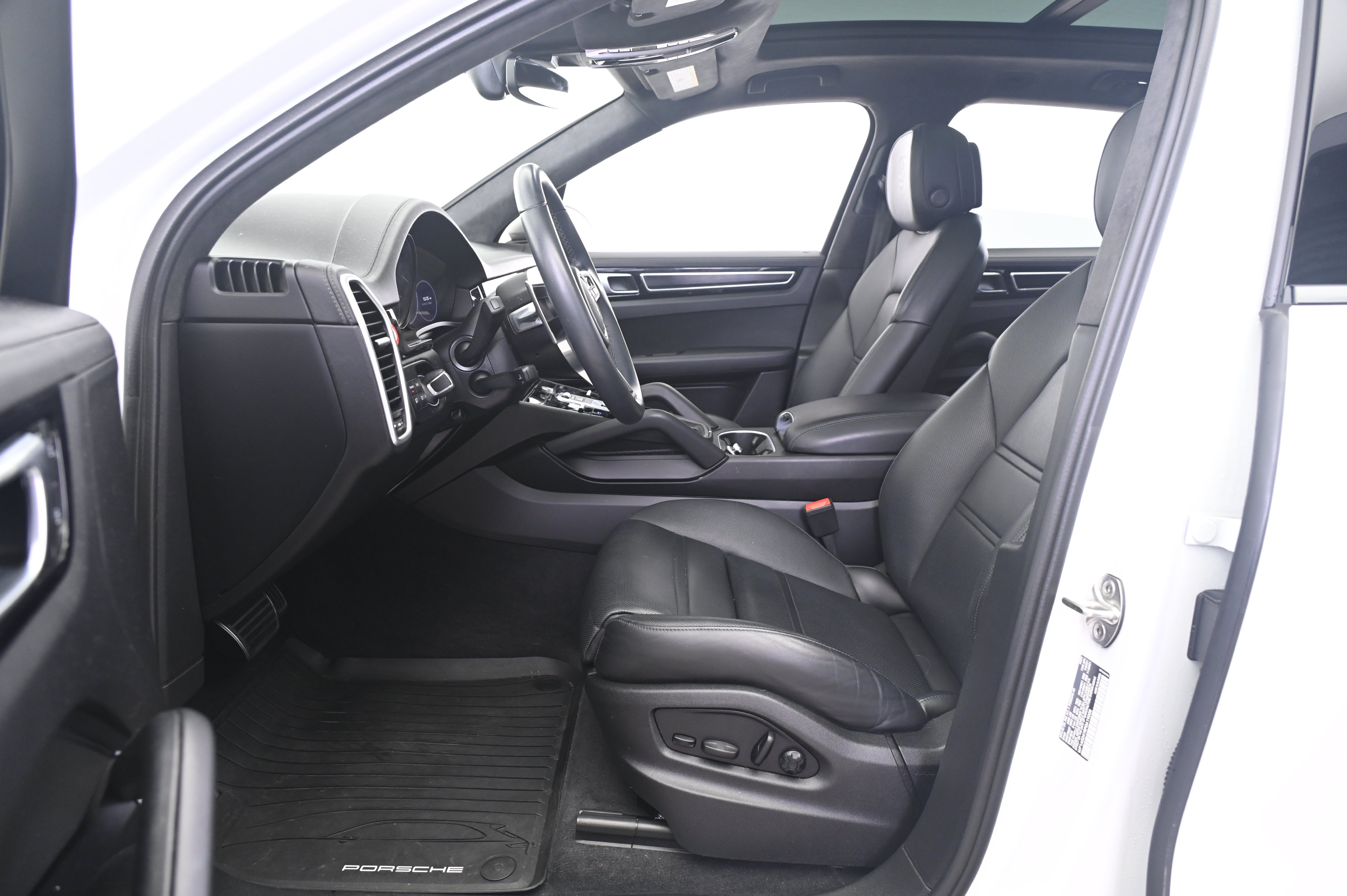 Certified 2023 Porsche Cayenne GTS AWD/4WD image 29