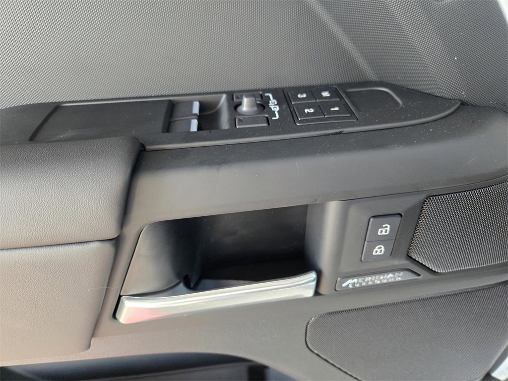 Used 2025 Land Rover Defender 90 X-Dynamic SE image 11