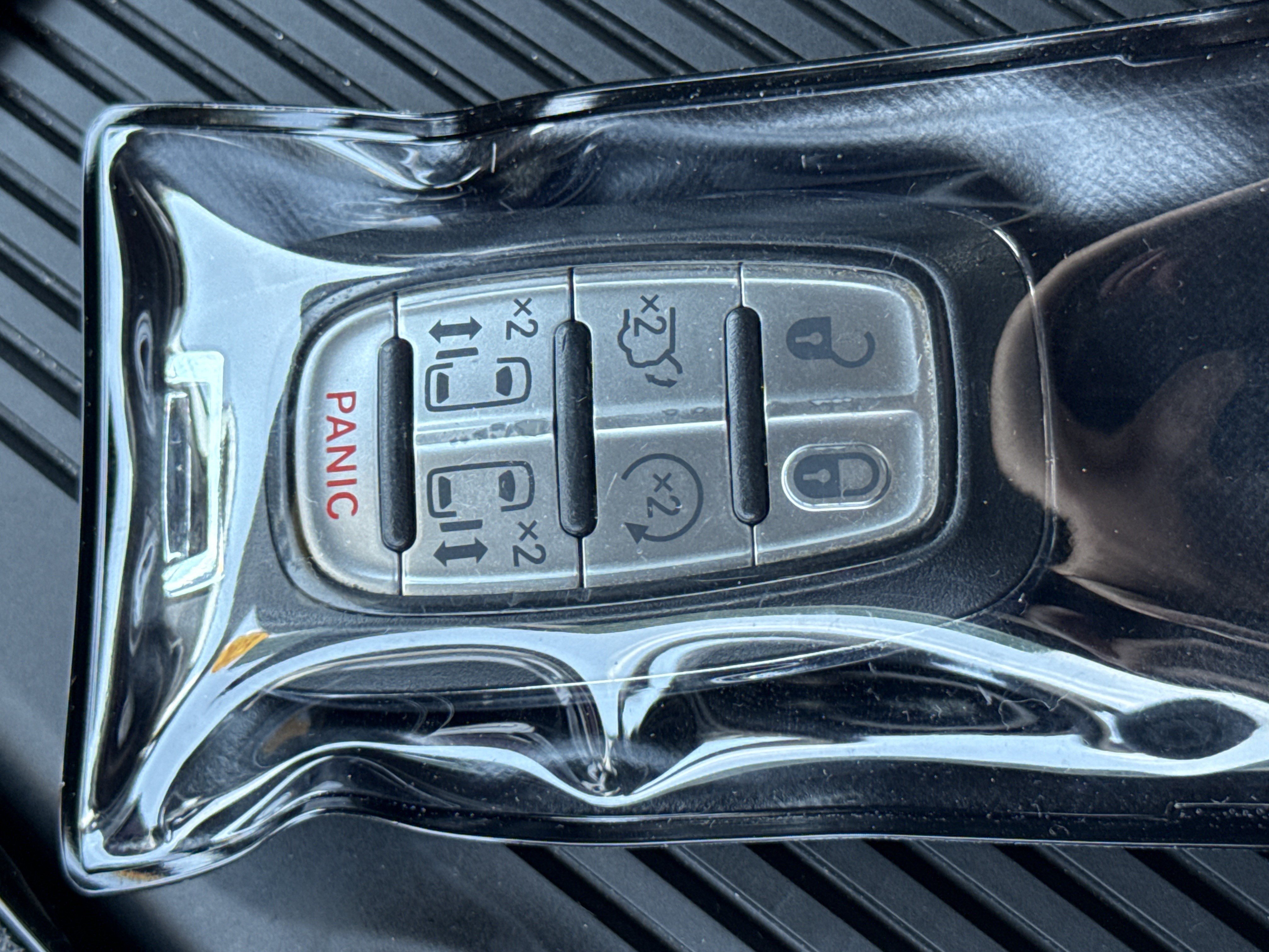 Used 2025 Chrysler Pacifica Limited FWD image 36