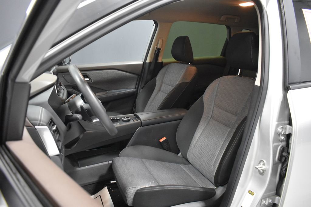 Used 2023 Nissan Rogue SV image 5