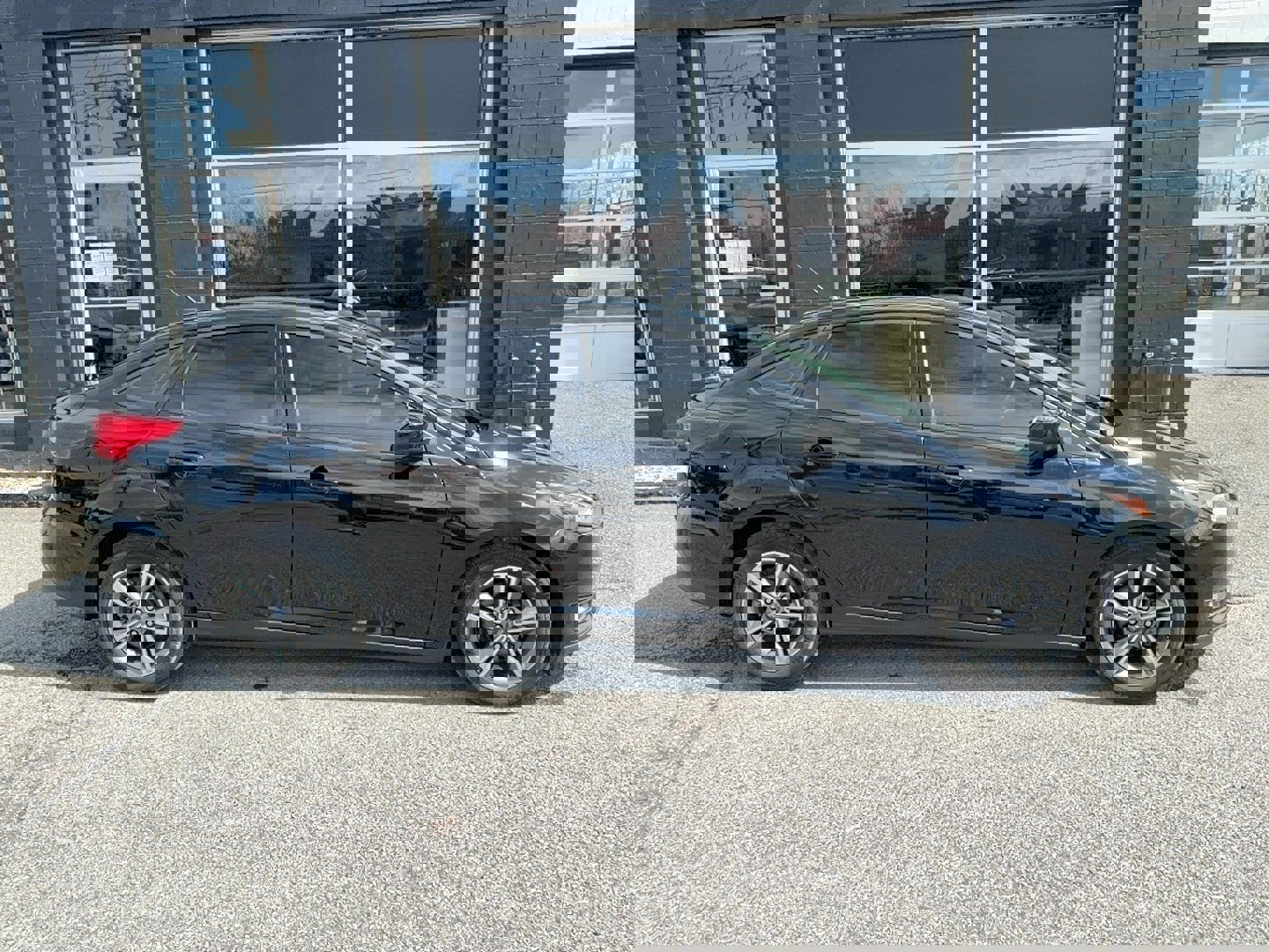 Used 2018 Ford Focus SE w/ SE Appearance Package image 8