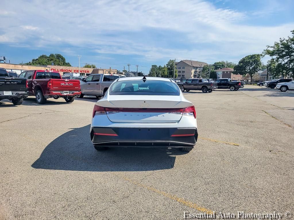 Used 2025 Hyundai Elantra SEL FWD image 12