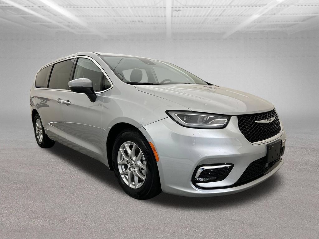 Used 2023 Chrysler Pacifica Touring-L FWD image 8