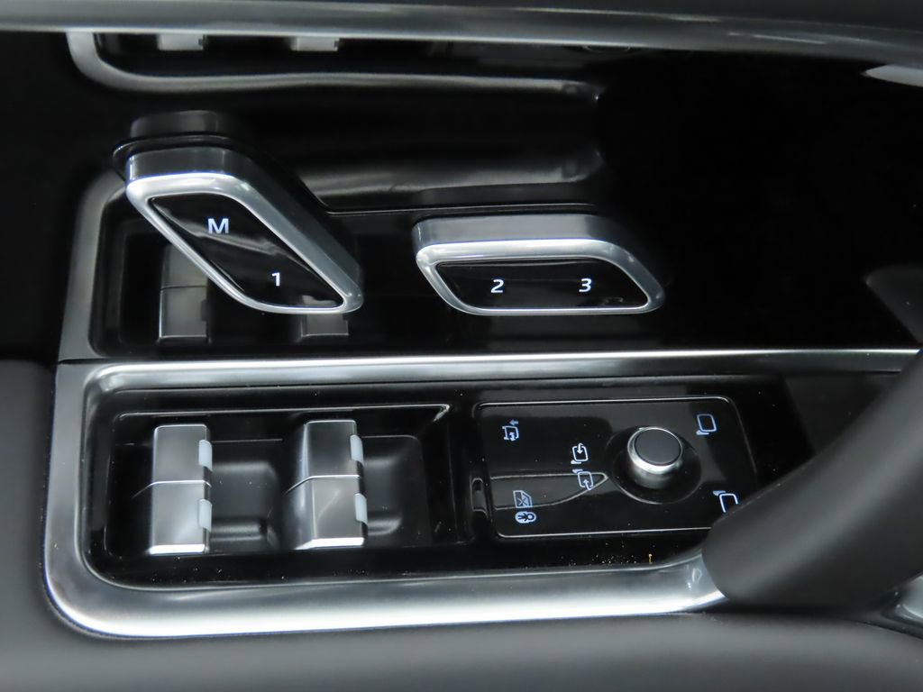 New 2026 Land Rover Range Rover Long Wheelbase SE image 24