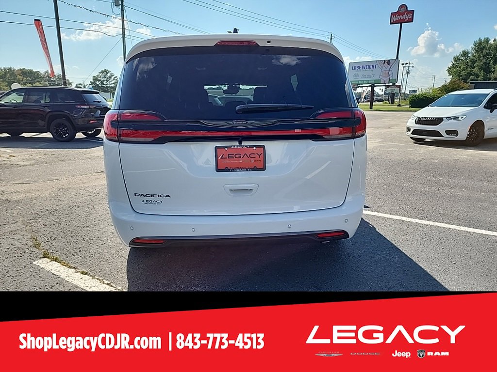 New 2026 Chrysler Pacifica Select image 8
