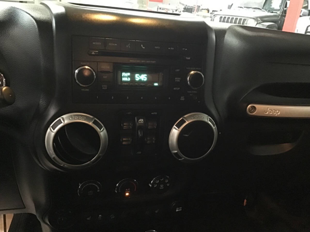 Used 2017 Jeep Wrangler Unlimited Sahara w/ Connectivity Group image 14