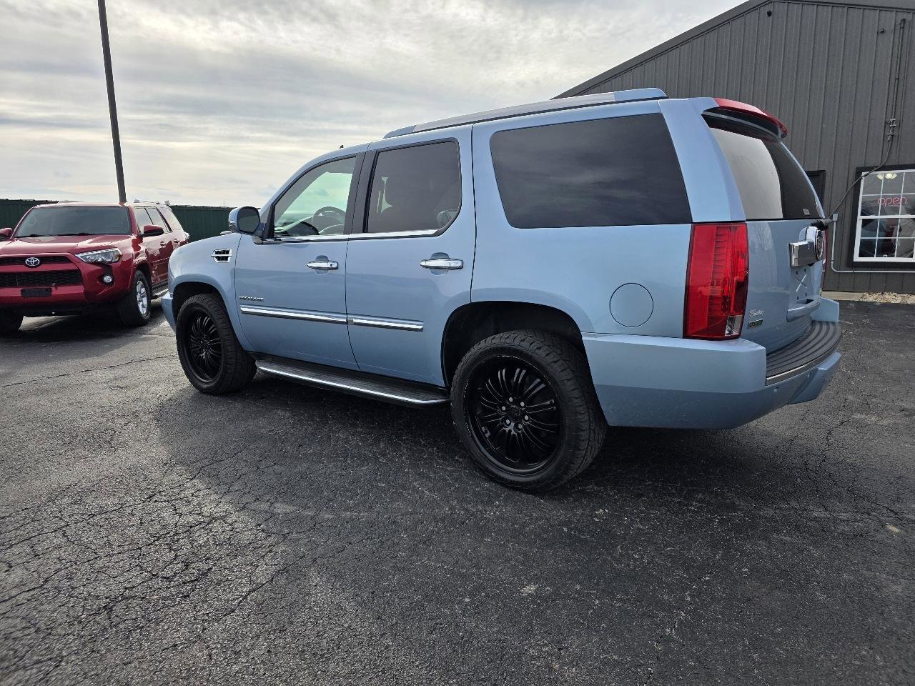 Used 2011 Cadillac Escalade Luxury AWD/4WD image 3