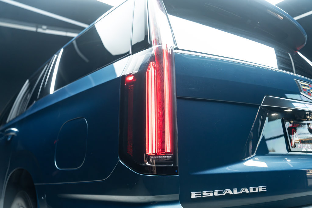 Used 2025 Cadillac Escalade Premium Luxury Platinum AWD/4WD image 18
