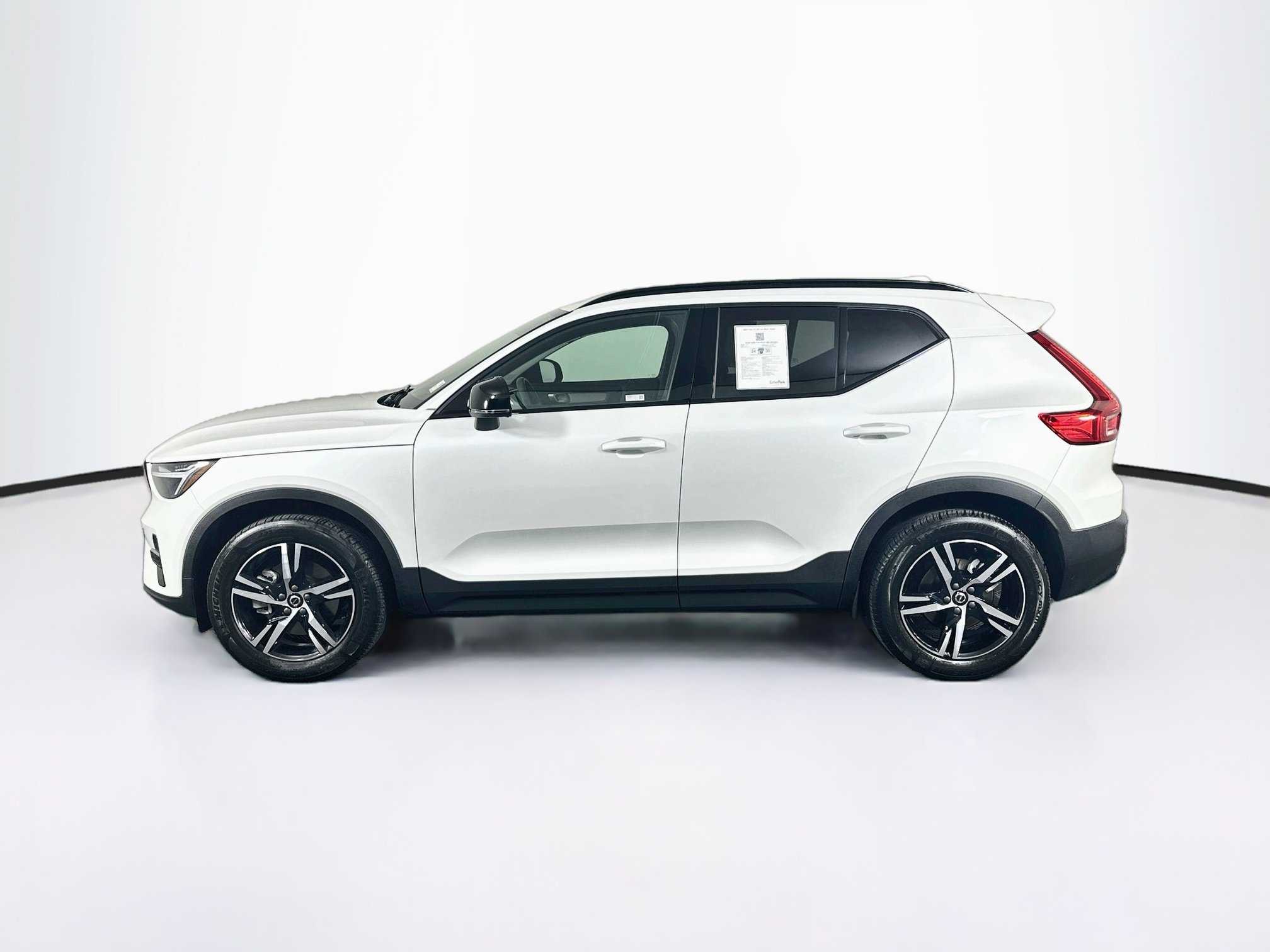 Used 2024 Volvo XC40 B5 Core w/ Protection Package AWD/4WD image 4