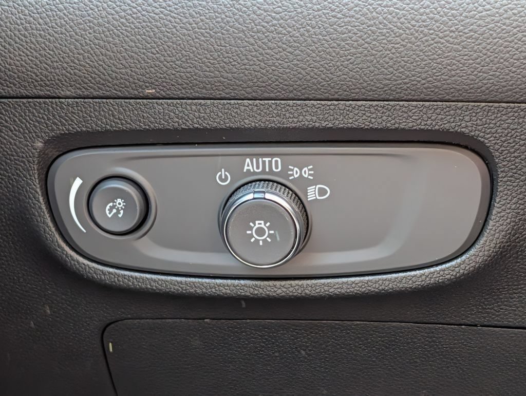 Used 2025 Buick Encore GX Avenir w/ Avenir Convenience Package AWD/4WD image 39